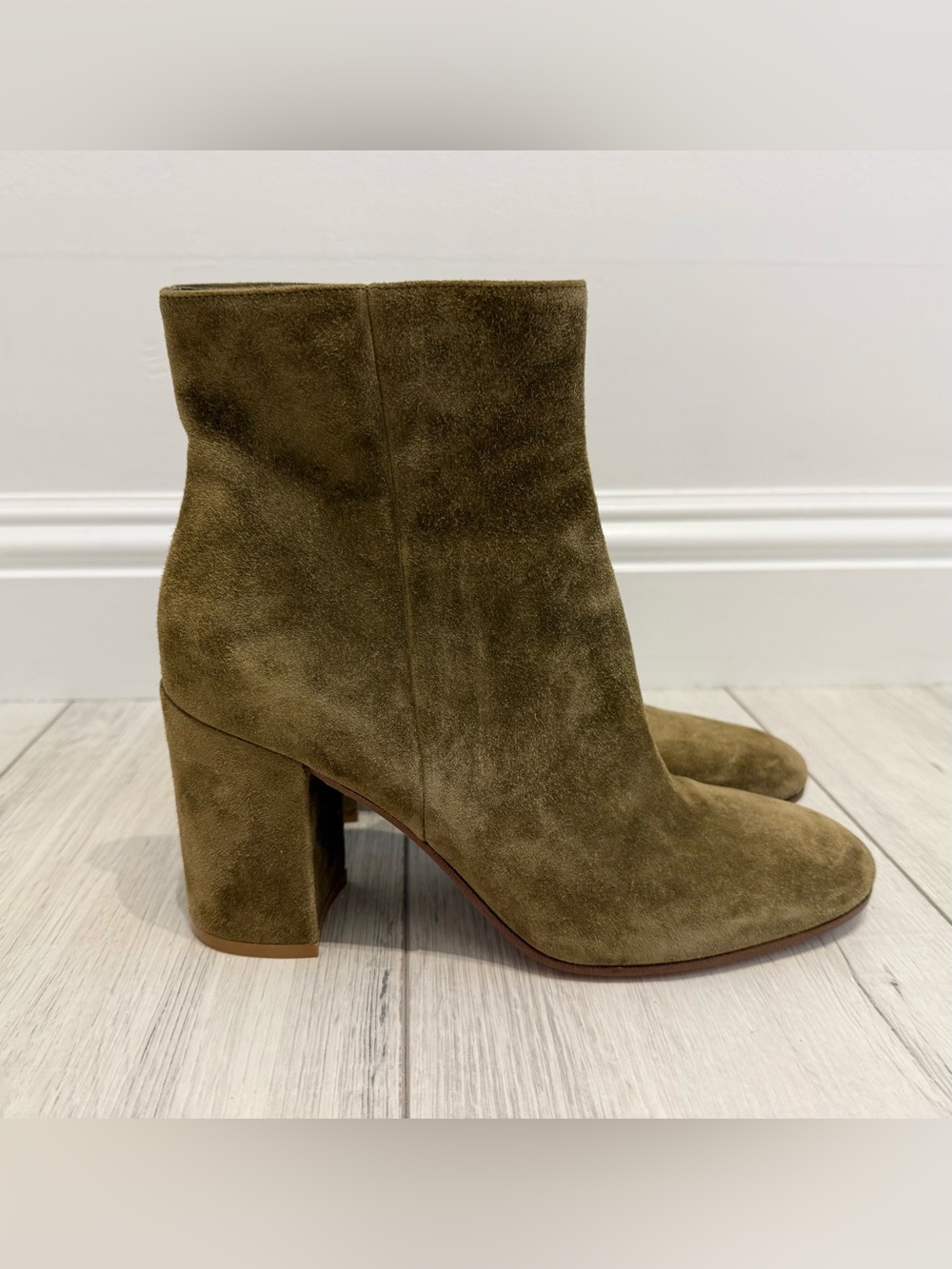 Gianvito Rossi Olive Suede Rolling 85 Ankle Boots Shoes SZ 39 US 8.5  Worn Once!